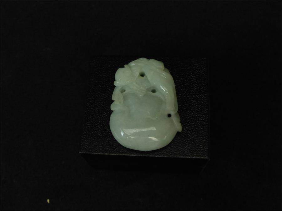 A finely carved Chinese jade pendant - Image 4 of 4