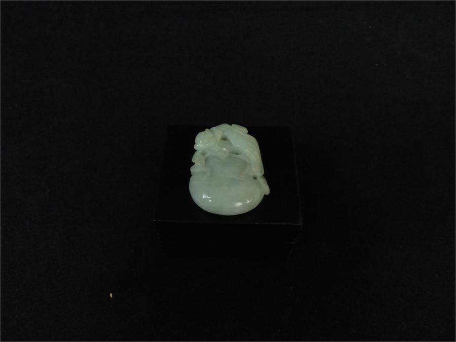 A finely carved Chinese jade pendant - Image 2 of 4
