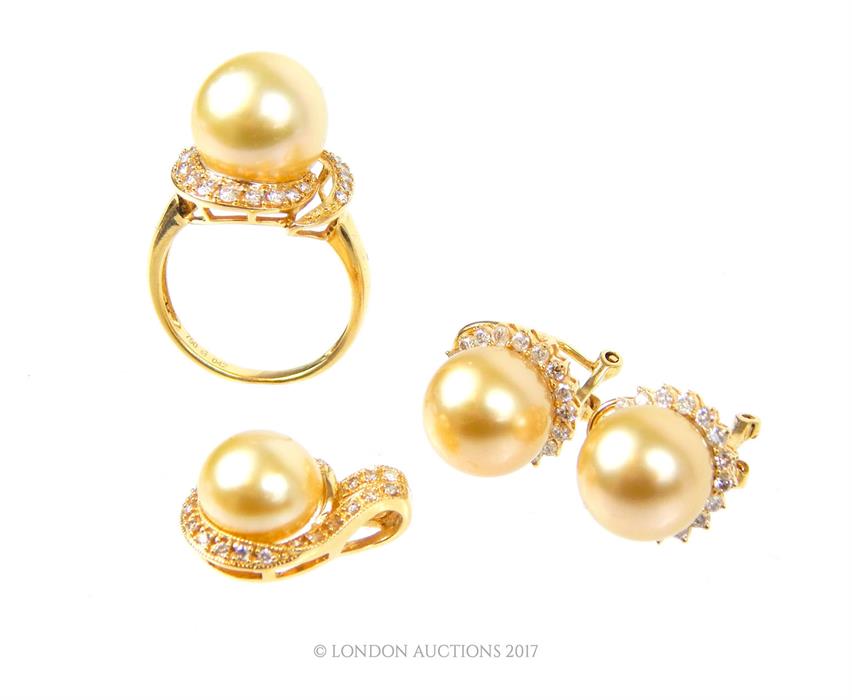An 18 ct yellow gold, diamond and champagne- coloured South Sea pearl suite