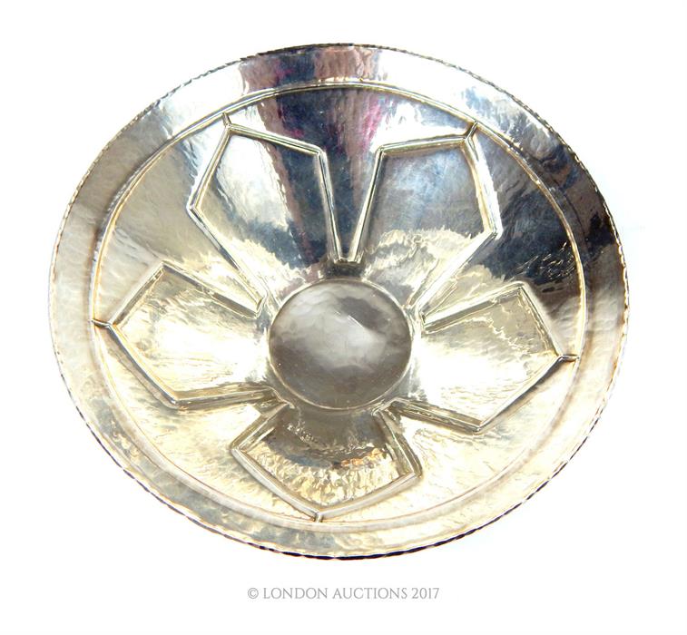 An Arts and Crafts style hallmarked sterling silver bowl, assayed in Sheffield in 1996 - Image 2 of 3