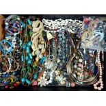 A very large quantity of costume jewellery (1 kg)