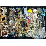 A very large quantity of costume jewellery (1 kg)