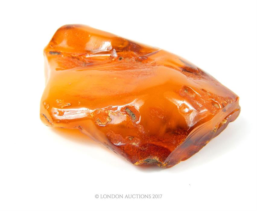 A large chunk of natural Baltic amber, containing some flakes of gold, 130g. - Image 2 of 2
