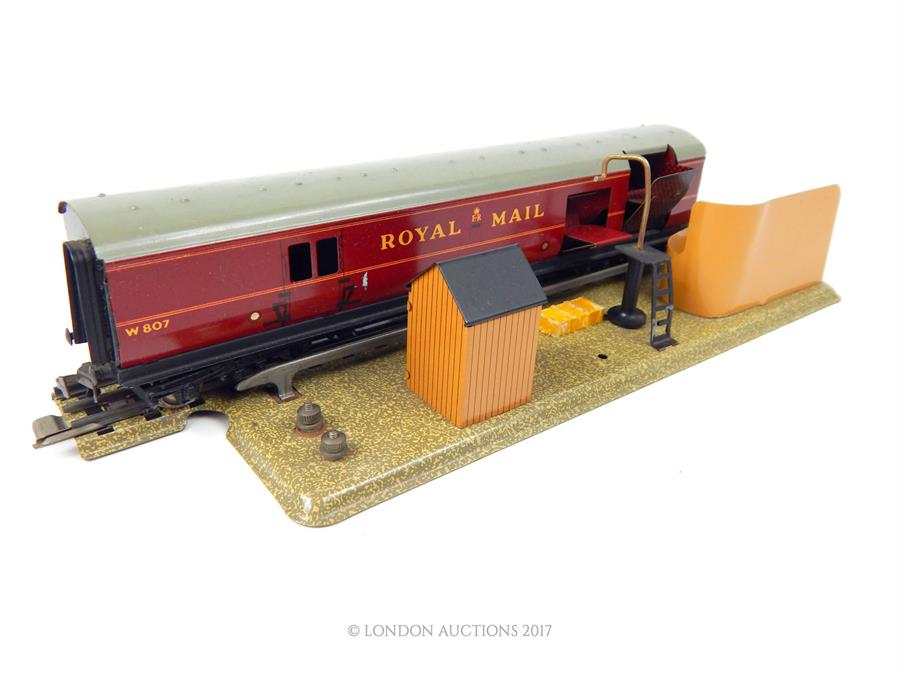 A vintage Hornby Dublo T.P.O. Mail van set with original box: featuring Royal Mail rail van and - Image 5 of 6