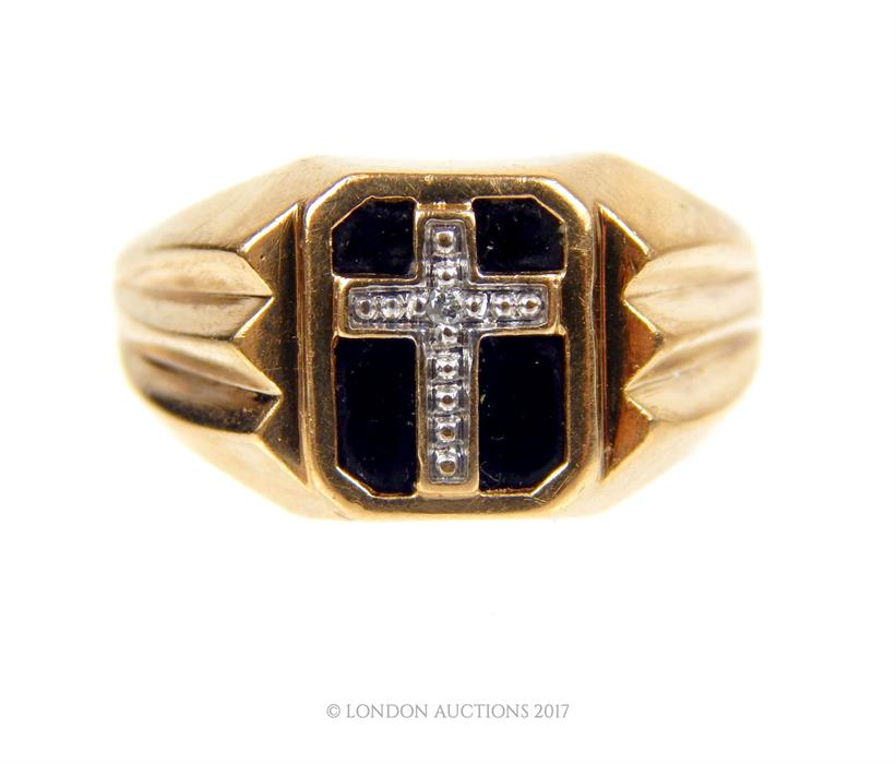A Gentleman's 10 ct yellow gold, brilliant cut diamond and onyx cross ring