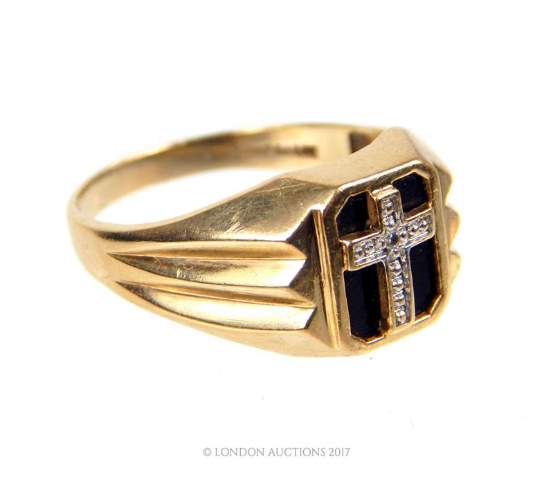 A Gentleman's 10 ct yellow gold, brilliant cut diamond and onyx cross ring - Image 2 of 2