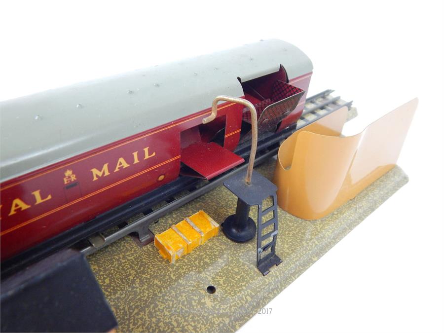 A vintage Hornby Dublo T.P.O. Mail van set with original box: featuring Royal Mail rail van and - Image 6 of 6