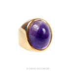 A 9 ct yellow gold amethyst cabochon ring