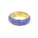 A Chinese, 14 ct yellow gold and carved, lavender-jade ring