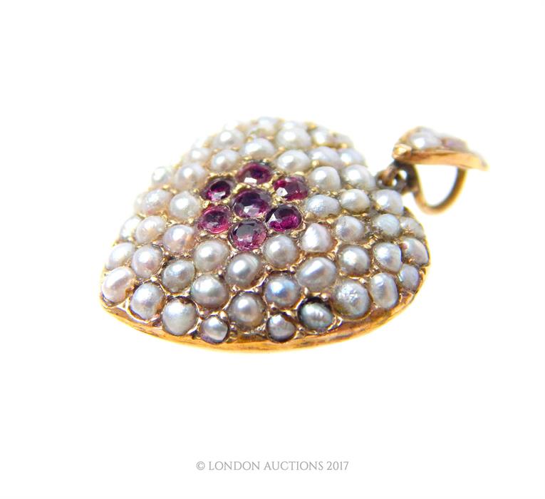 A Victorian, 9 ct yellow gold, ruby and seed pearl studded heart-shaped pendant - Image 2 of 2