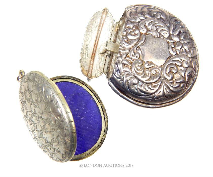 An early 20th century silver plated oval locket together with an Edwardian vesta case - Image 2 of 2