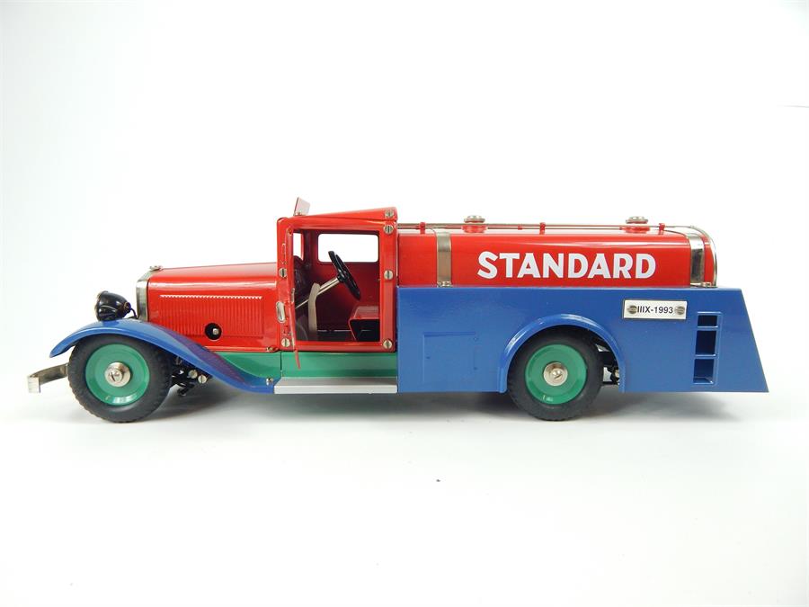 A Märklin model tin plate "Standard" wind up tanker; with handle opening doors; with key and - Image 2 of 3