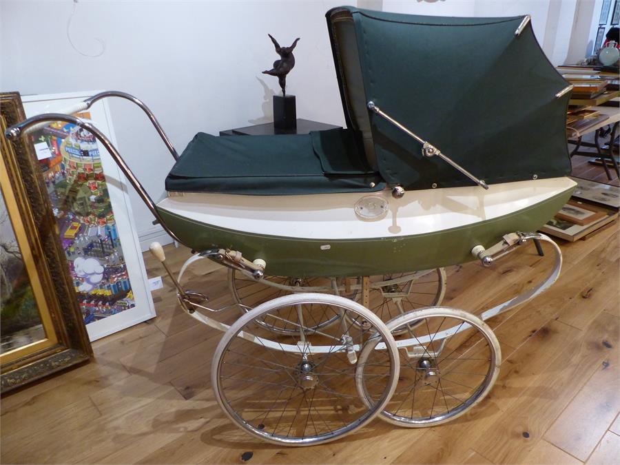 A vintage Pedigree child's pram - Image 2 of 4