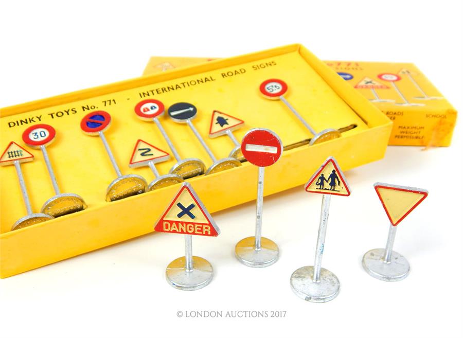 A set of Dinky Toys die-cast model "No 771" International Road Signs with box. - Image 2 of 2