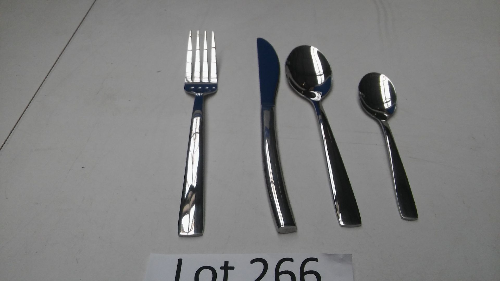 Viners 32 piece curve cutlery set. 8 knives, 8 forks, 8 spoons, 8 teaspoons. New.