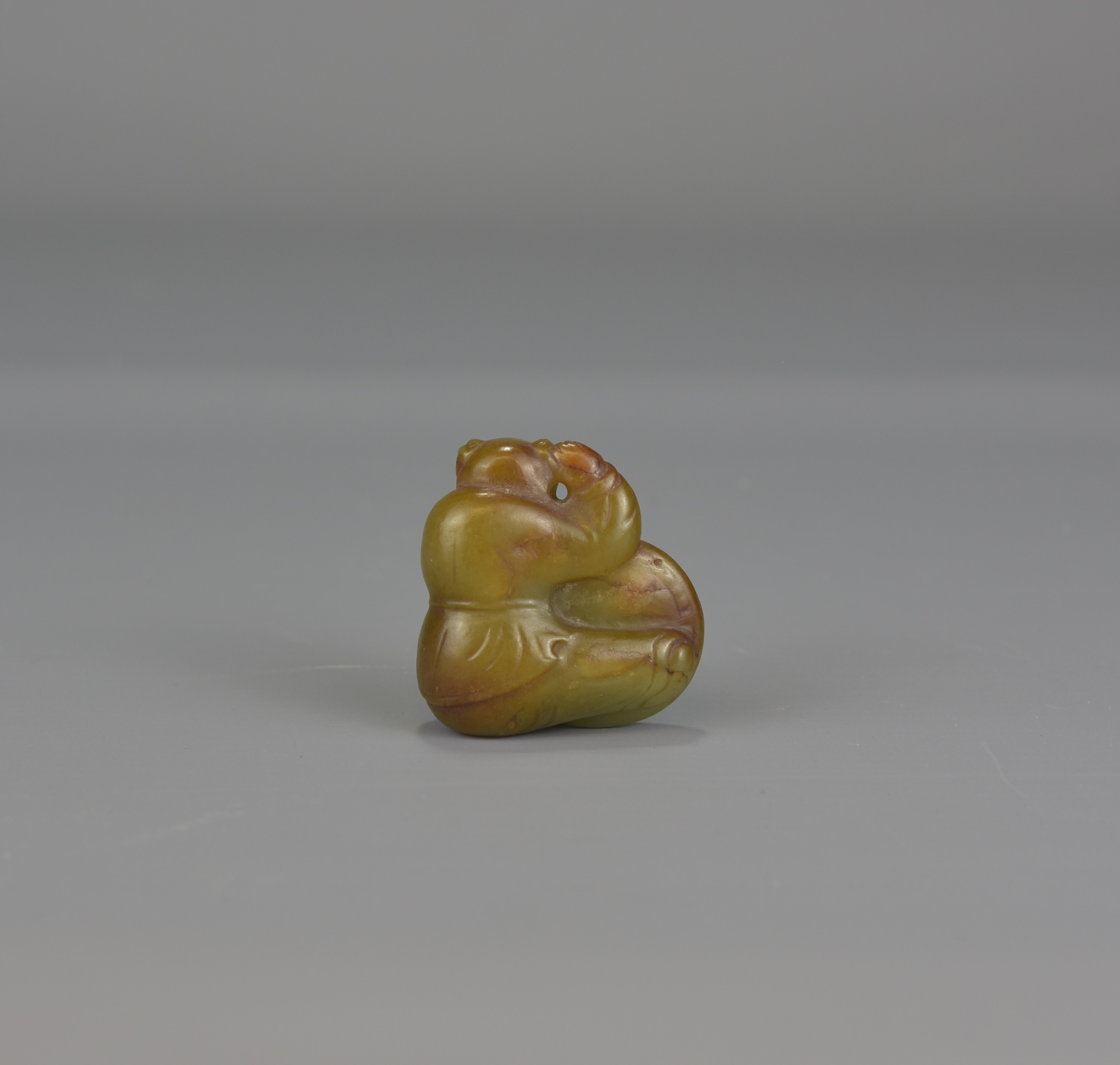 An 18th/19th century Chinese celadon Jade pendant - Image 3 of 8