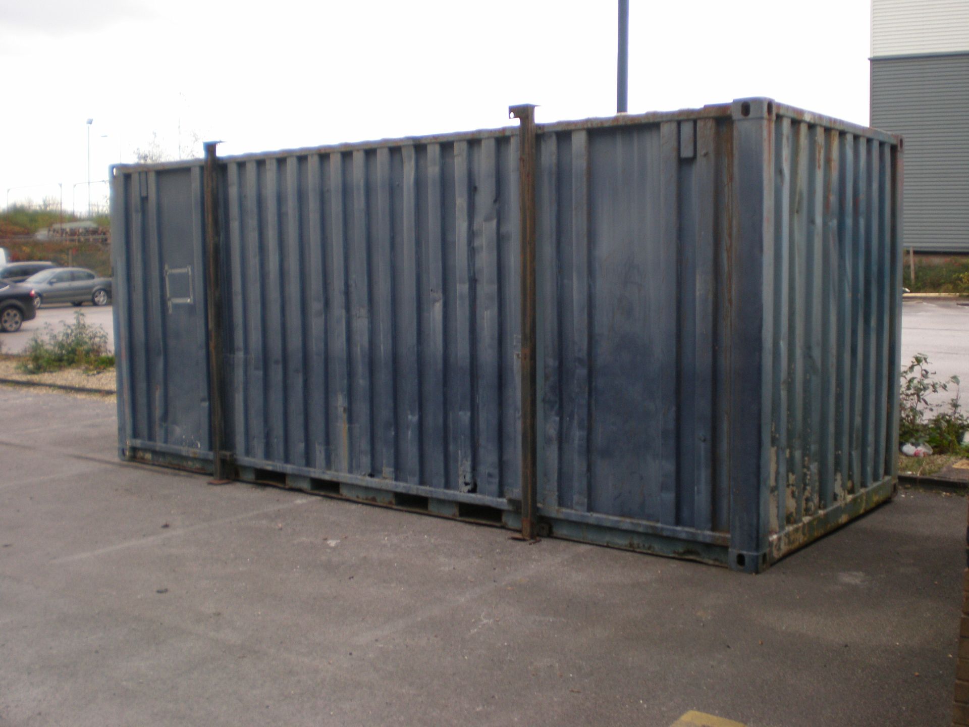 20 Foot Jack Leg Shipping Container With Light And Work Becnh Inside - Image 5 of 5