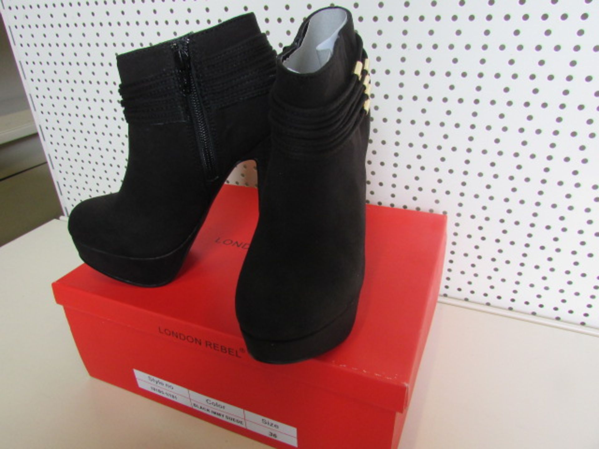 5 x London Rebel Black Immy Suede Heel Shoe In Various Sizes - Image 3 of 3