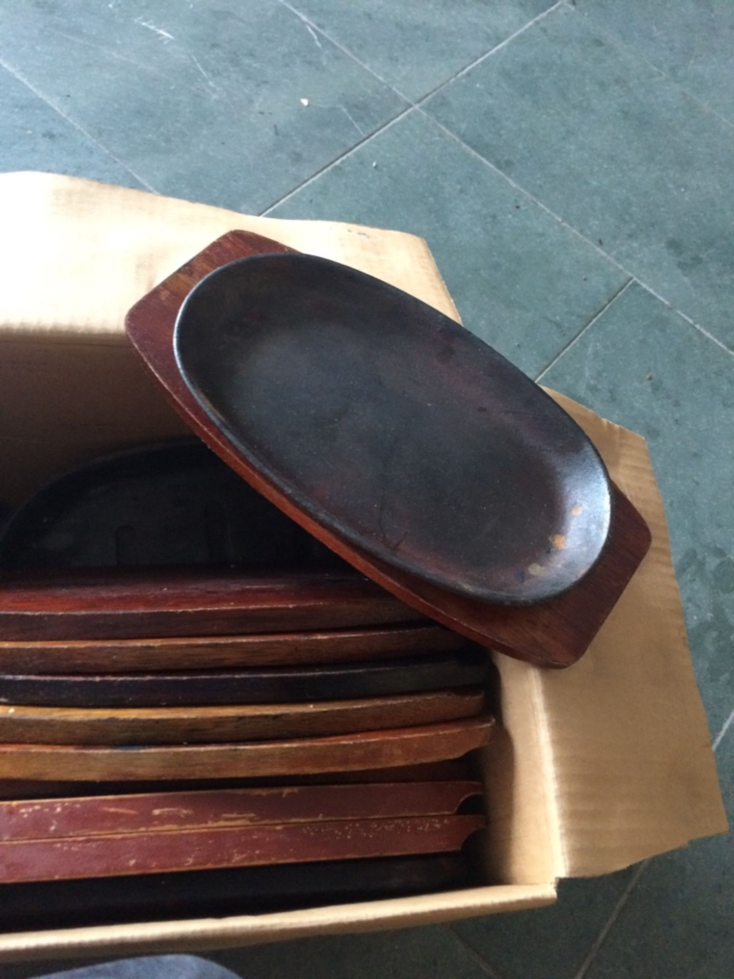 Job Lot Table Sizzling Plates With Wooden Base To Bring Sizing Hot Dishes Straight To Tables