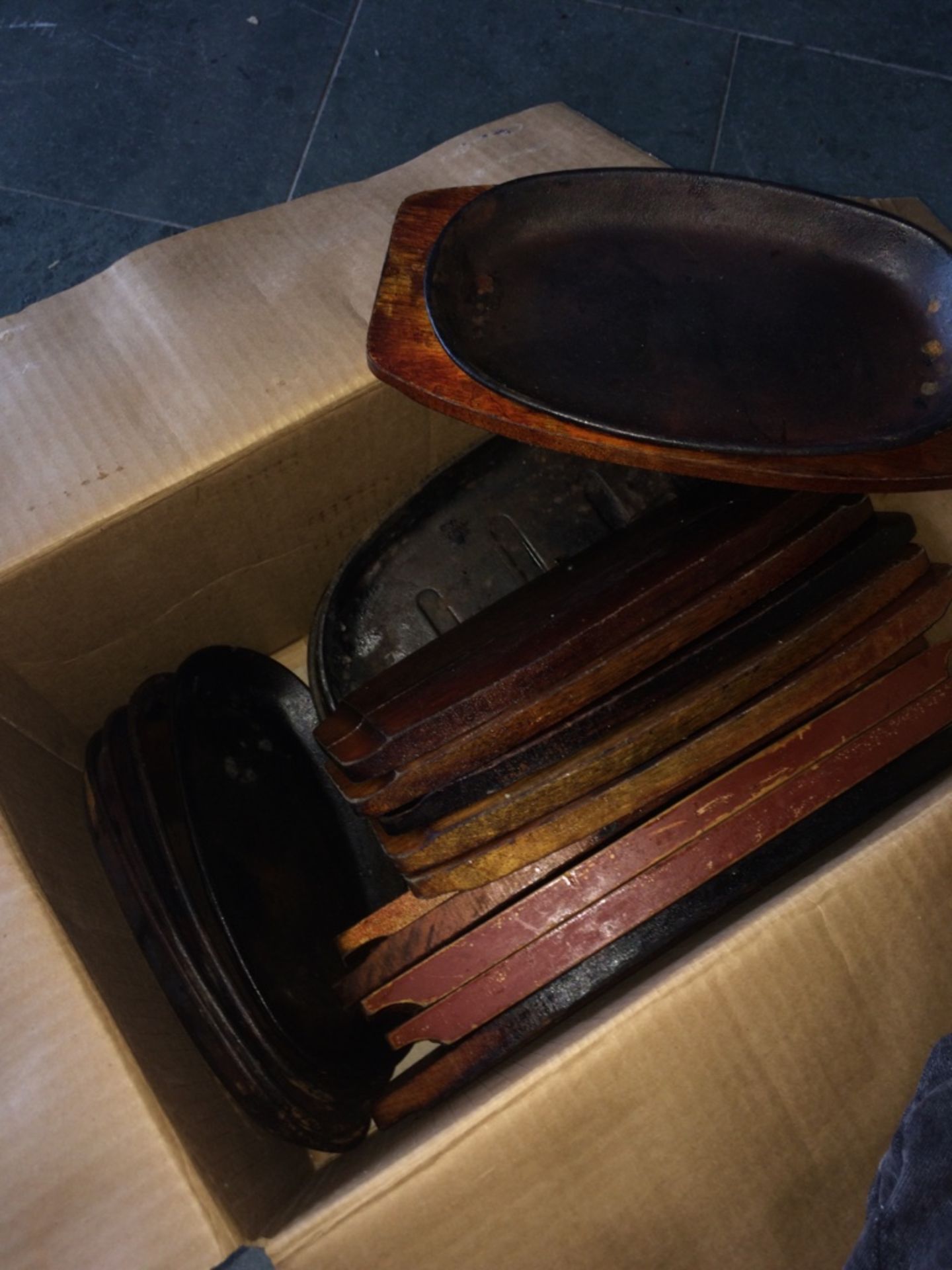 Job Lot Table Sizzling Plates With Wooden Base To Bring Sizing Hot Dishes Straight To Tables - Image 3 of 3