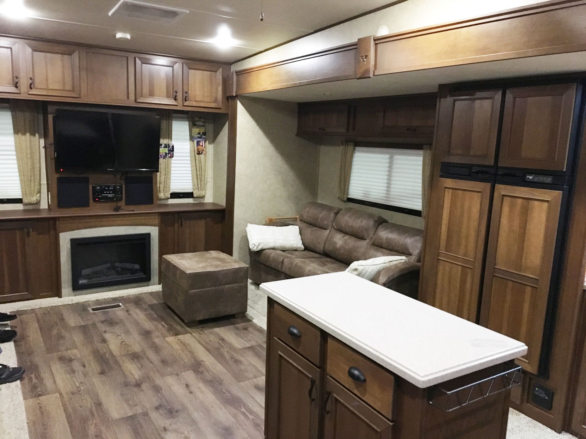 2014 Open Range Roamer 357 RES 5th Wheel Camper - Image 6 of 11