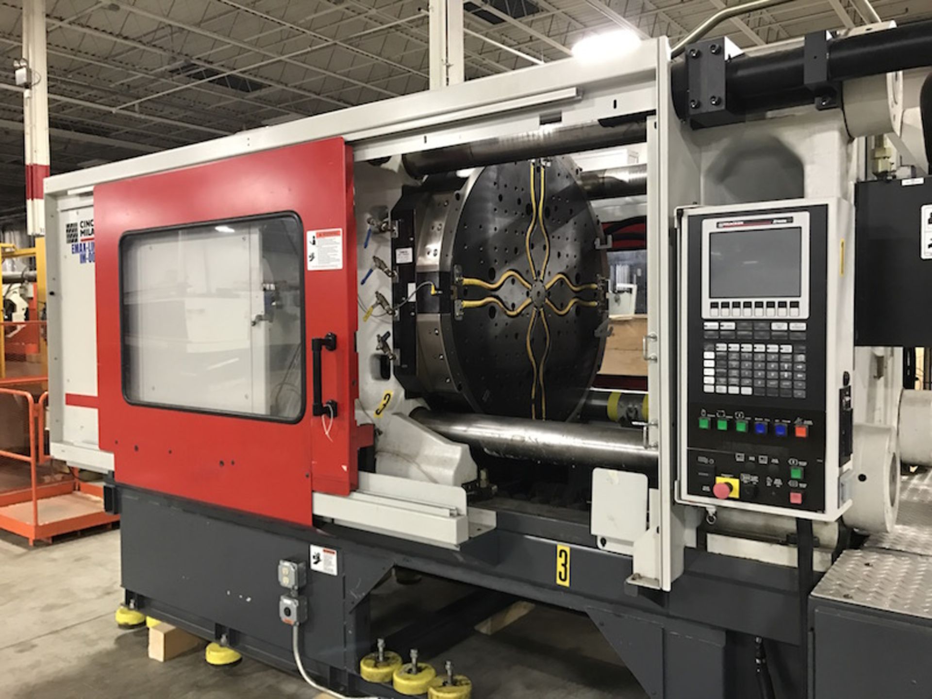 Milacron 2-Shot Injection Molding Press, Tonnage: 550, Year: 2006, Model: MM550, Rotary Platen - Bild 6 aus 11