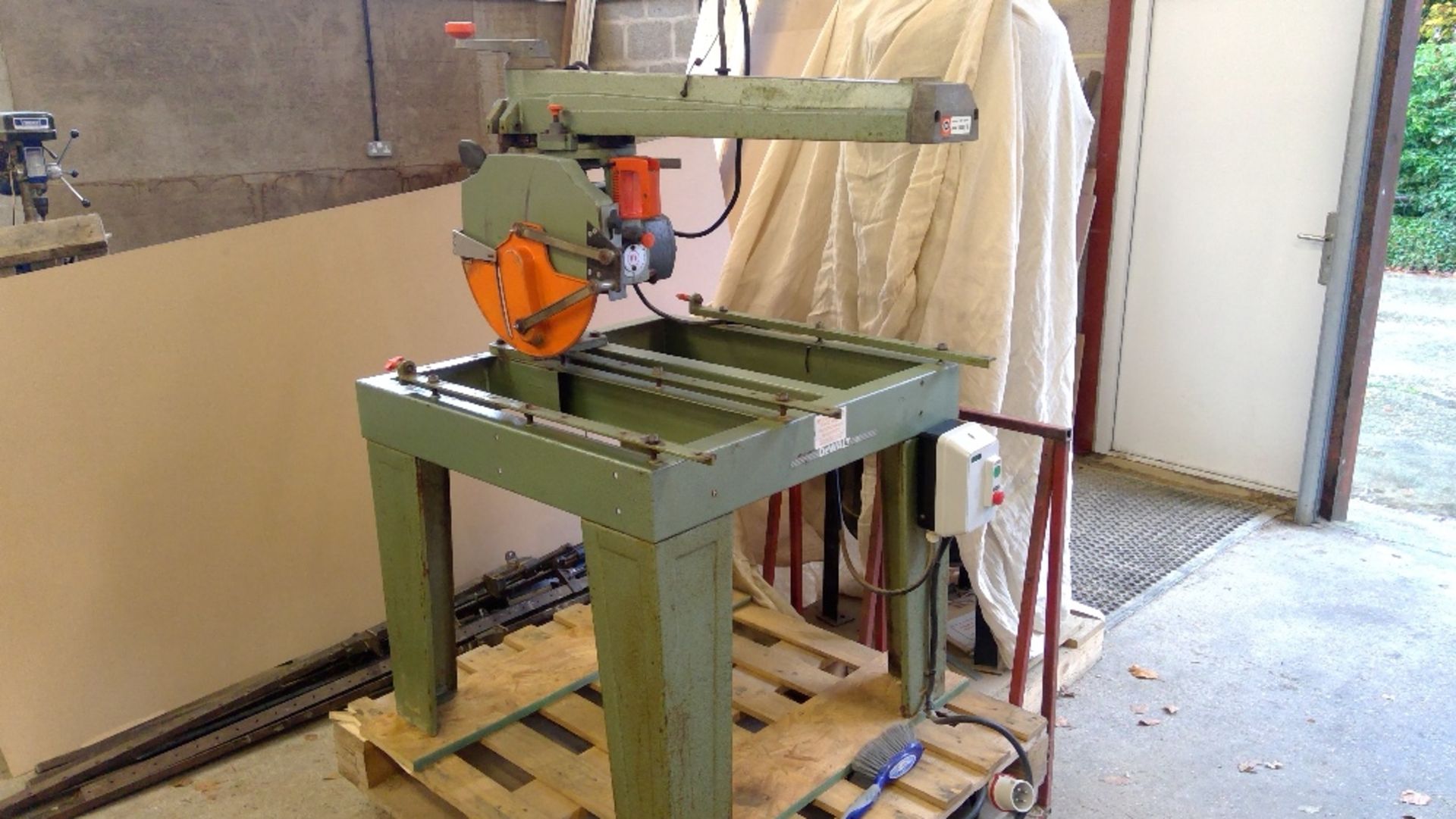 De-Walt cross cut saw