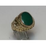 18 krt Gouden ring met groene halfedelsteen, totaal gewicht 10 gr.