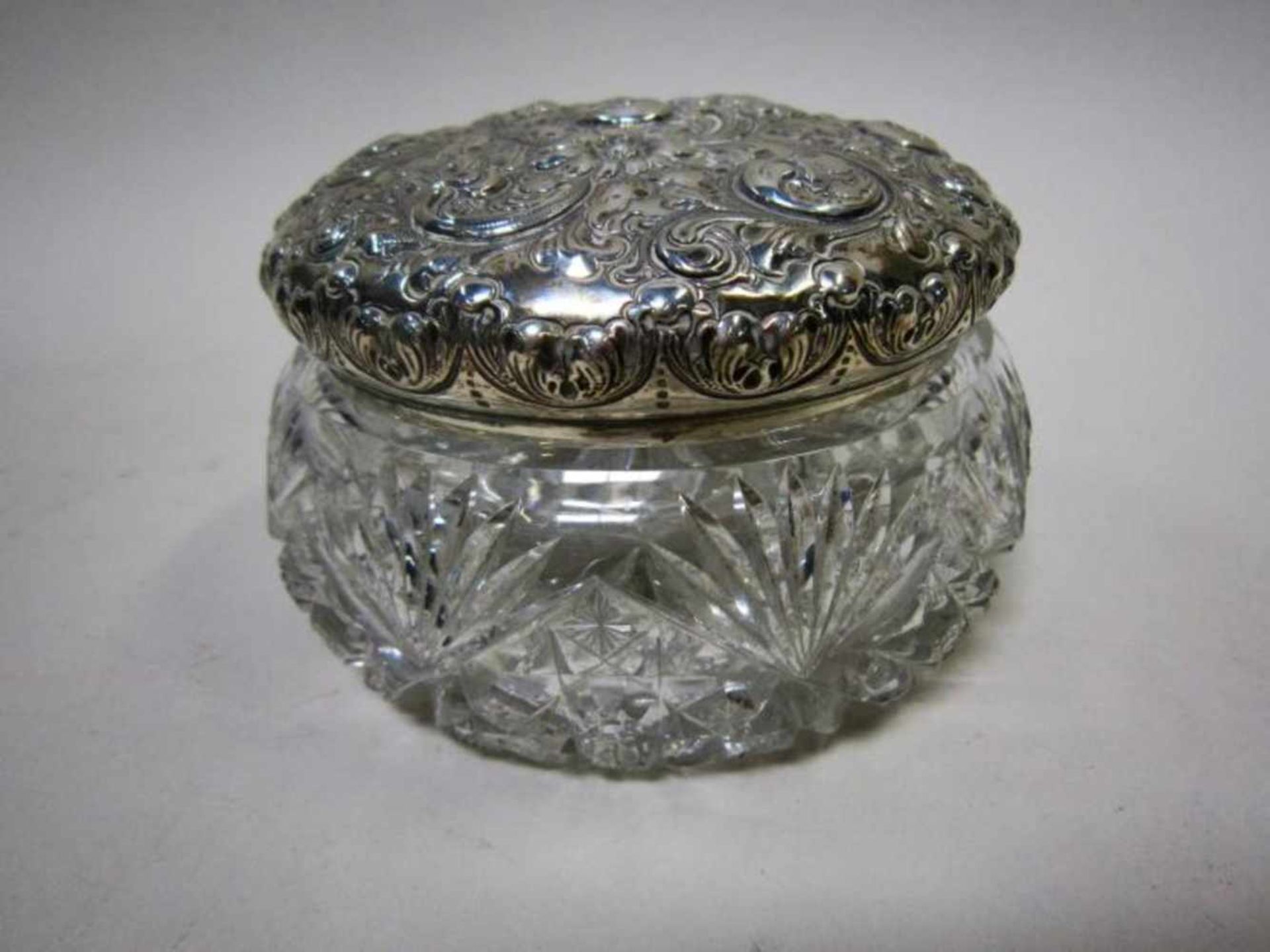 Kristalgeslepen koekjespot met verzilverd deksel diameter ca. 13 cm