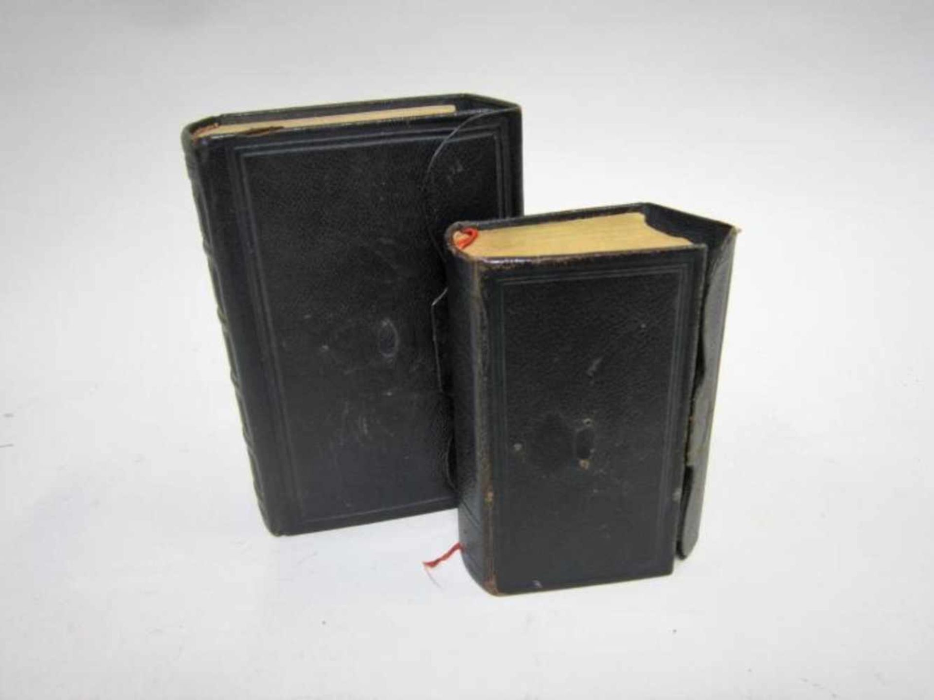 Twee bijbels, nieuwe testament. Kleinste bijbel: Johannes Ensched? en Zonen 1918. grotere bijbel: A.