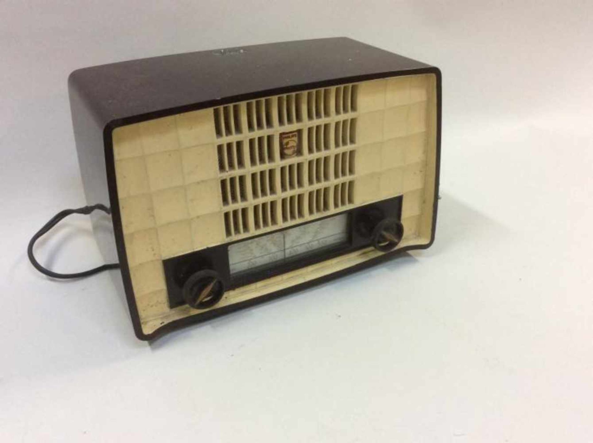 Philips radio BX135U in bakeliet uit 1953 / 54