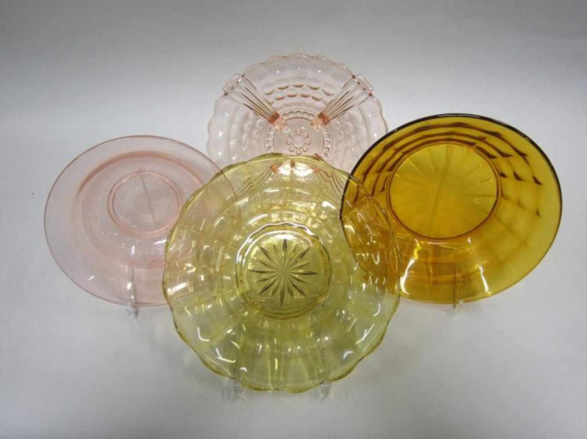 Vier geperste glazen schalen, diameter ca. 22 tot 26 cm