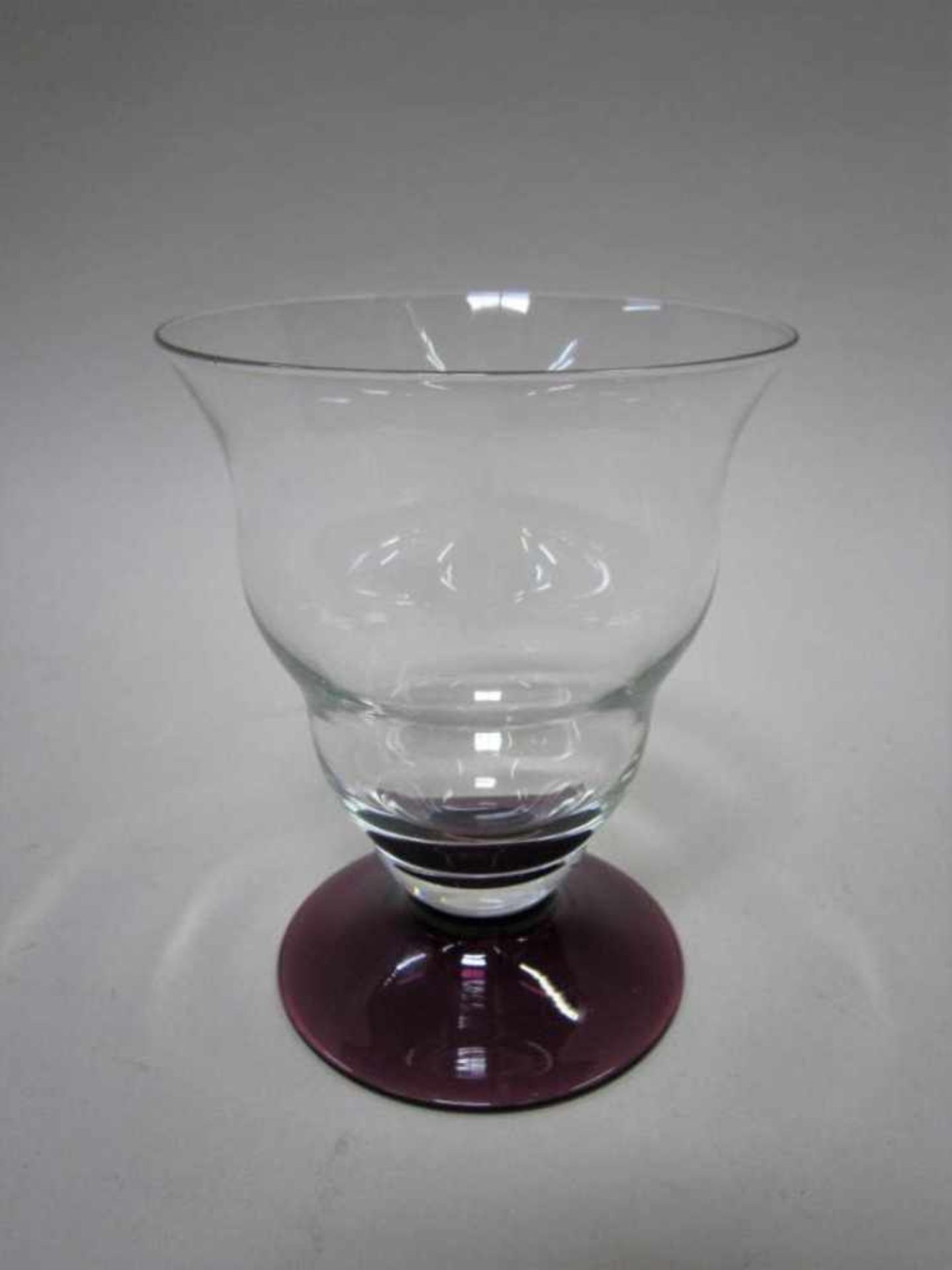 Glas op paarse voet, A.D. Copier, Leerdam, ongemerkt, ca. 12cm hoog