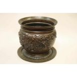 Bronzen Cache- pot met onderschotel, ca 22cm