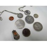 Diverse munten en emblemen, incl zilveren munten w.o. rijksdaalder 1846 met lelie Various coins