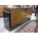 Art Deco Dressoir met 2 stilistisch vormgegeven deuren. 185 x 103 x 50 cm