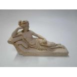 Aardewerk sculptuur van een zittende vrouw, naar antiek grieks voorbeeld, 35x22cm