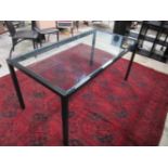 Moderne metalen tafel met glazen blad, 160x80x74cm