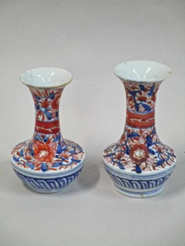 Twee kleine Imari vaasjes, conditie C, ca 12cm