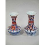 Twee kleine Imari vaasjes, conditie C, ca 12cm