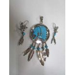 Zilveren hanger en oorbellen met turquoise, bruto ca 28gr. Silver pendant and earrings with