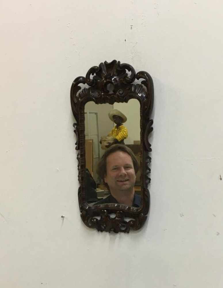 Spiegel met fraai bewerkte houten lijst, 56x27cm (decorated mirror)