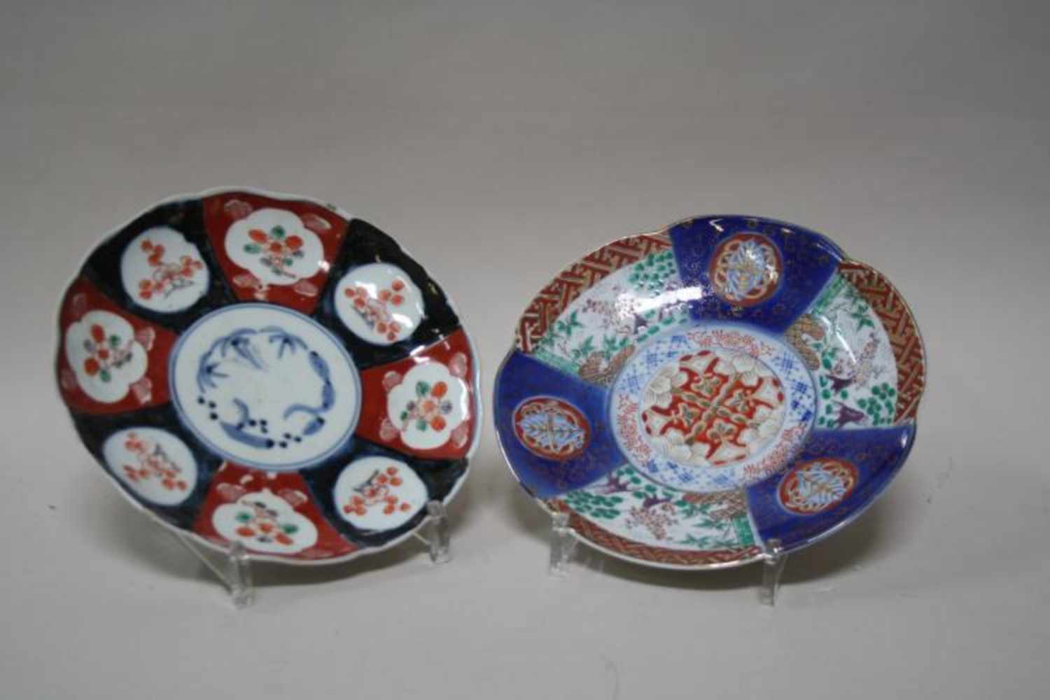 Twee Imari borden Japan, 19de Eeuw