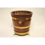 Cache- pot, hout met koperen versiersels, 26cm