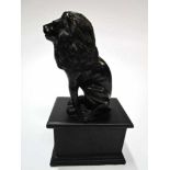 Zittende leeuw op houten sokkel, 28x15cm Resting lion, sculpture, 28x15cm