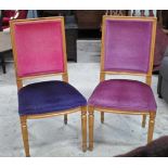 Twee stoelen met fluwelen bekleding