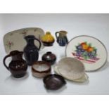 Lot met aardewerk: vazen, schalen, puddingvorm Lot of various pottery, vases, bowls and pudding-