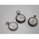 Drie oude zakhorloges, w.o. zilver Three antque pocket watches, one silver.