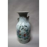 Chinese vaas met personages, chipje op oor, 41x18cm