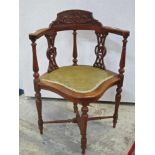 Antiek hoekstoeltje met fluwelen zitting Antique corner chair with velvet bottom.